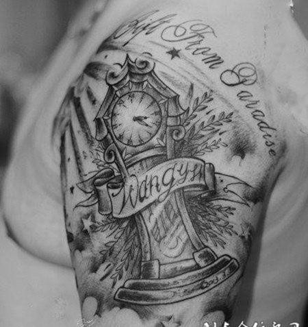 大臂上的钟表纹身图案