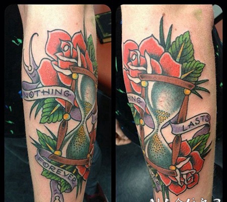 小腿上的玫瑰沙漏纹身图案