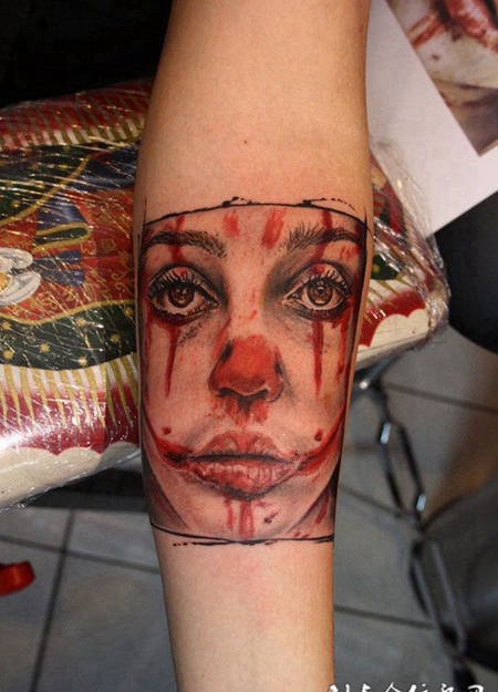 小臂上的人皮面具纹身图案