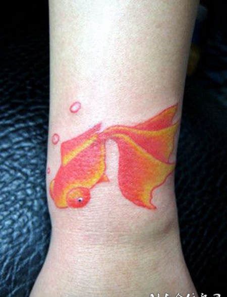 手腕上的红色金鱼纹身图案