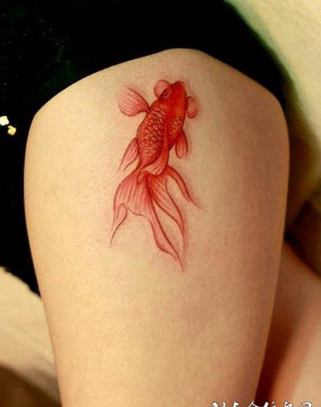 大腿上的红色金鱼纹身图案