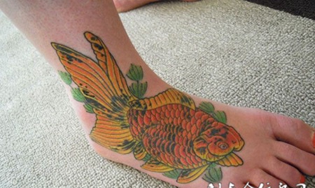 脚面上的金鱼纹身图案