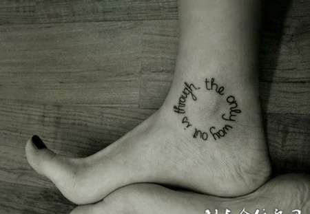 脚腕上的环形英文纹身图案