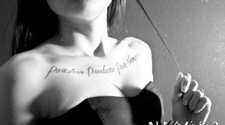 胸前的英文的纹身图案