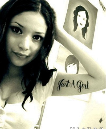 大臂上的英文的纹身图案