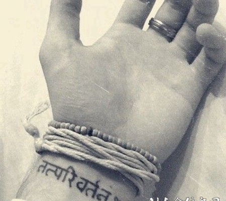 手腕上的印度文纹身图案