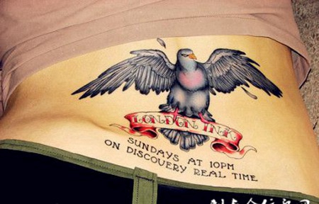 后腰上的老鹰与英文纹身图案