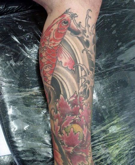 小腿锦鲤牡丹纹身图案