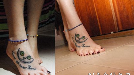 脚面上的猫咪英文纹身图案