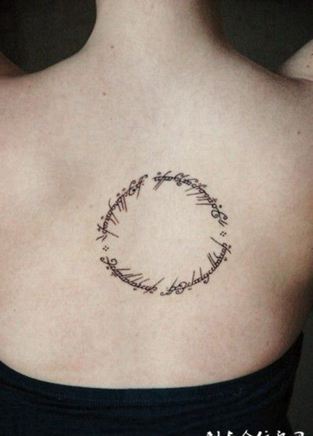 胸前的环形英文纹身图案