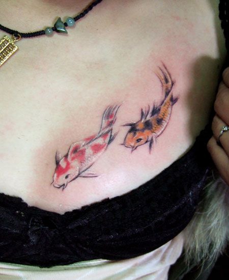 胸部性感花斑锦鲤纹身图片