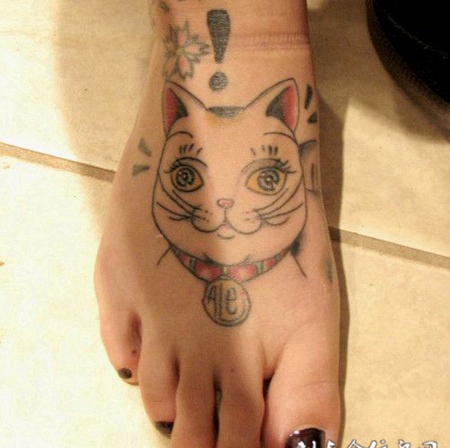 脚面上的猫头纹身图案