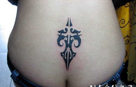 后腰上的图腾纹身图案