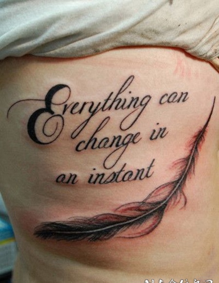 后背上的英文羽毛纹身图案