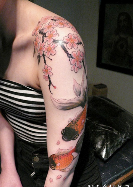 肩膀上的樱花鲤鱼纹身图案