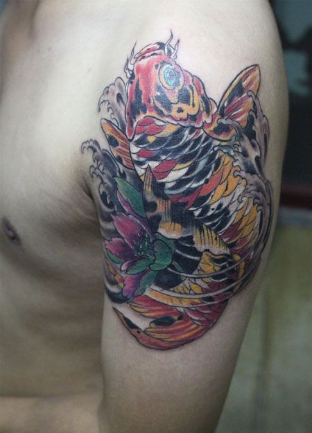 大臂锦鲤莲花纹身图案