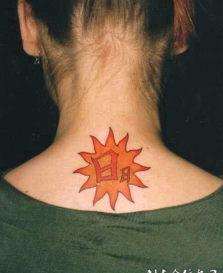 颈后的太阳纹身图案