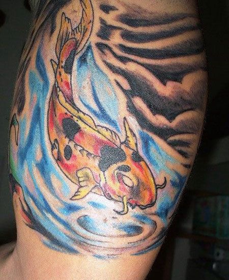 大臂花斑锦鲤游动纹身图案