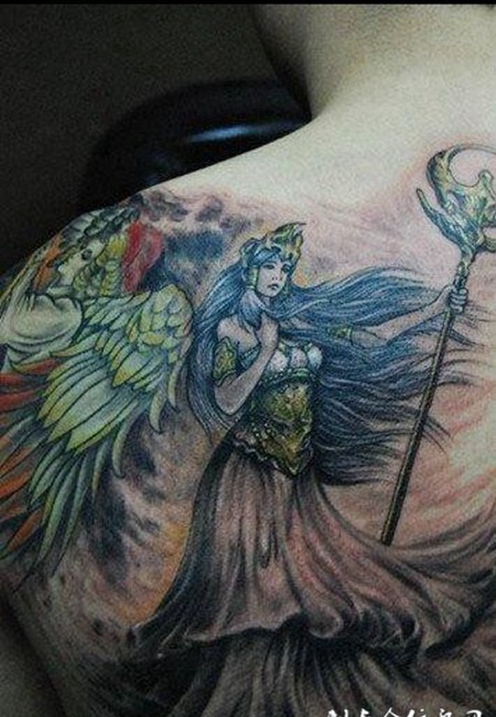 后背上的天使女神纹身图案