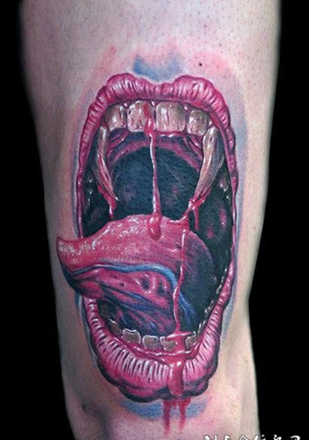 大腿上的吸血鬼红唇纹身图案