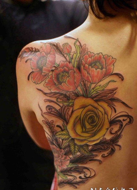 后背上的玫瑰花枝纹身图案
