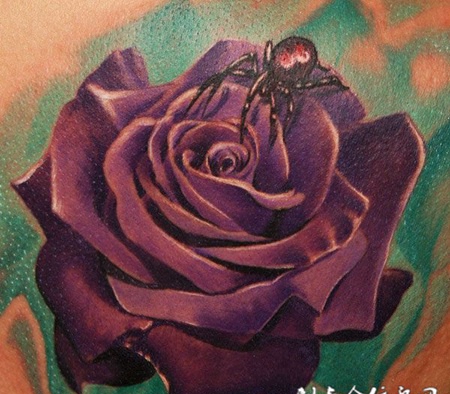 玫瑰花上的蜘蛛纹身图案