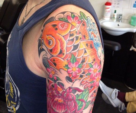 大臂菊花锦鲤纹身图案