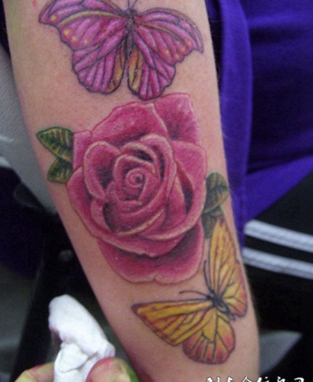 小臂上的玫瑰花蝴蝶纹身图案