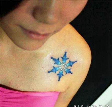 肩膀上的雪花纹身图案