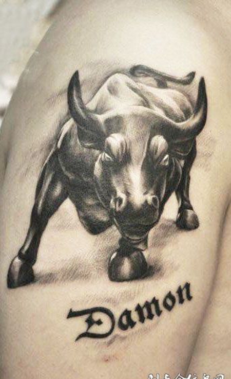 大臂上的斗牛纹身图案