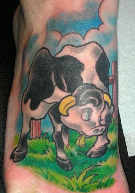 脚背彩色奶牛纹身图案