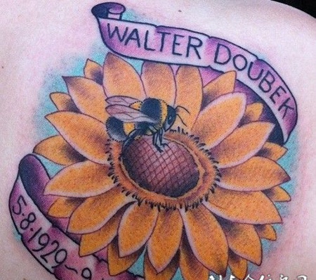 后背上的向日葵蜜蜂纹身图案