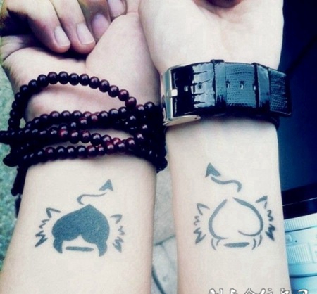 手腕上的恶魔心纹身图案