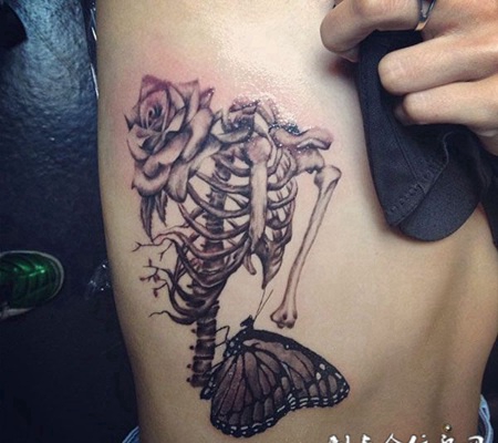 腰侧的骨骼骷髅纹身图案