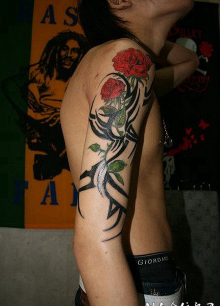 大臂上的图腾玫瑰花纹身图案