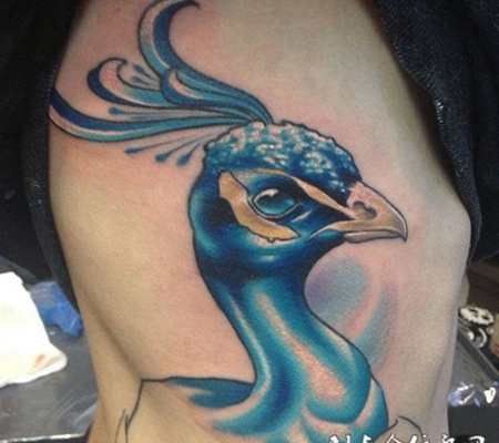 腰侧的孔雀头纹身图案