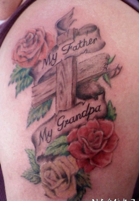 大臂上的玫瑰花十字架纹身图案