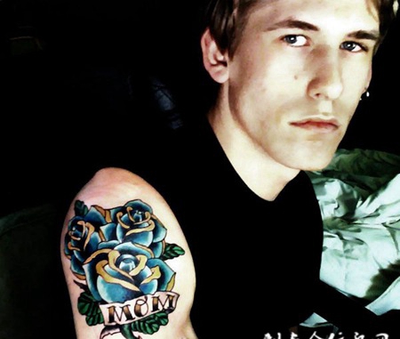 大臂上的蓝色妖姬纹身图案