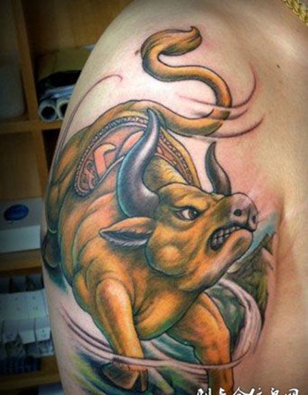 大臂金色牛纹身图案