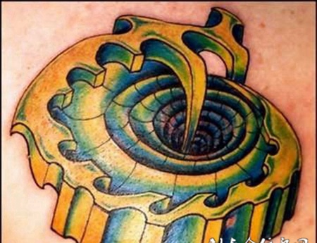 后背上的机械洞穴纹身图案