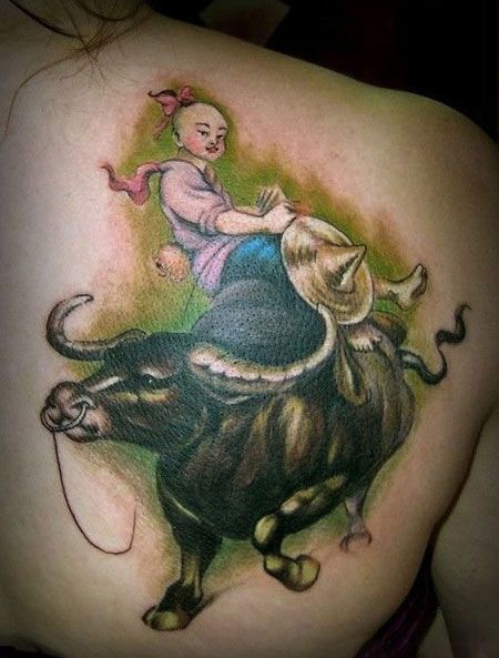 背部牧童骑牛纹身图案