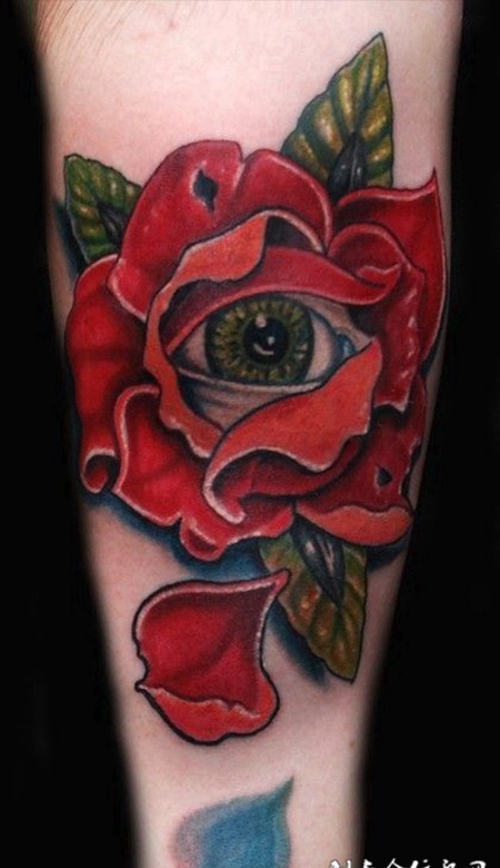 大臂上的玫瑰眼睛纹身图案