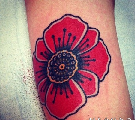 大臂上的花朵纹身图案