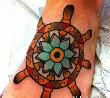 脚面上的船舵花朵纹身图案