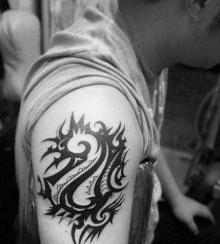 大臂海马图腾纹身图案