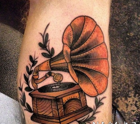 小腿上的音乐盒纹身图案