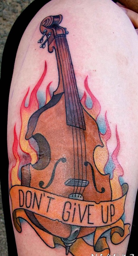 大臂上的吉他火焰纹身图案