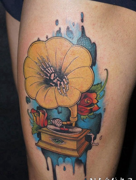 大腿上的音乐盒纹身图案