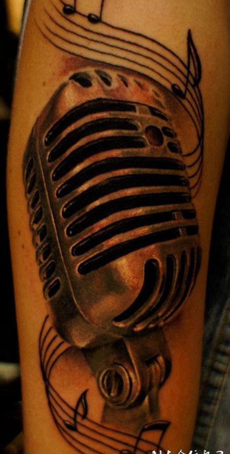 大臂上的麦克风纹身图案