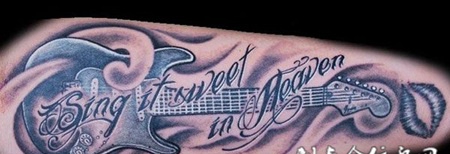 大臂上的吉他纹身图案